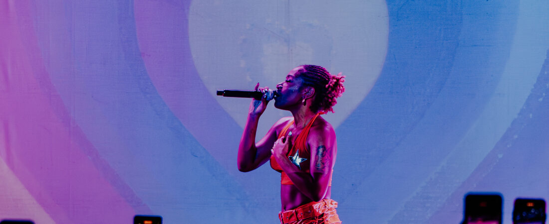 Em linhas gerais: se fosse homem, ela seria maior que eles | Ebony em São Paulo