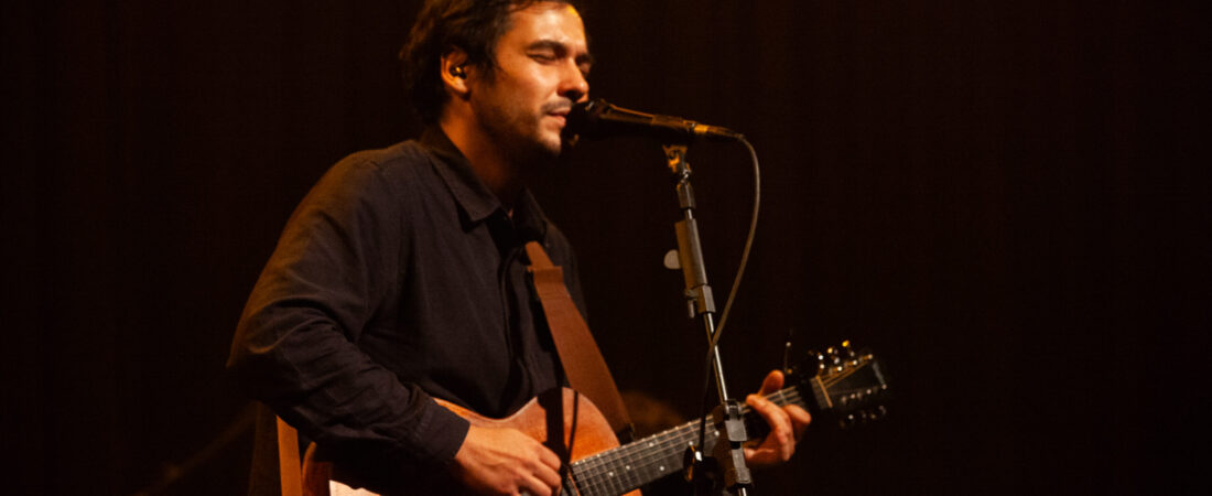 Ale Sater leva “Tudo Tão Certo” ao Estéreo MIS em uma noite íntima e emocionalmente carregada